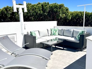 Une terrasse sur le toit avec un mur blanc, un plafond blanc, un luminaire extérieur blanc, un ventilateur de plafond blanc, un luminaire extérieur blanc, un luminaire extérieur blanc, un luminaire extérieur blanc, un luminaire extérieur blanc, un luminaire extérieur blanc, un luminaire extérieur blanc, un luminaire extérieur blanc, un luminaire extérieur blanc, un luminaire extérieur blanc, un luminaire extérieur blanc, un luminaire extérieur blanc, un luminaire extérieur blanc, un luminaire extérieur blanc, un luminaire extérieur blanc, un luminaire extérieur blanc, un luminaire extérieur blanc, un luminaire extérieur blanc, un luminaire extérieur blanc, un luminaire extérieur blanc, un luminaire extérieur blanc, un luminaire extérieur blanc, un luminaire extérieur blanc, un luminaire extérieur blanc, un luminaire extérieur blanc, un luminaire extérieur blanc, un luminaire extérieur blanc, un luminaire extérieur blanc, un luminaire extérieur blanc.