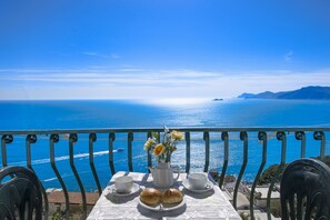 Outdoor dining - li galli praiano holiday home in the heart of the amalfi coast and positano (Praiano)