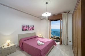 3 chambres, fer et planche à repasser, Wi-Fi, draps fournis