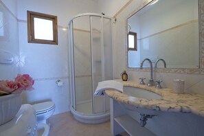 Shower, hair dryer, bidet, towels - li galli praiano holiday home in the heart of the amalfi coast and positano (Praiano)