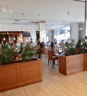 Bar (trong khuôn viên)