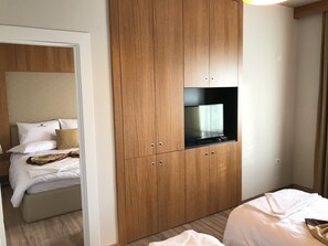 A hotel room with a bed, a wardrobe, and a television. - Hotel Liss 2 (Lezhe)