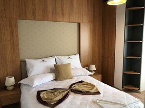 Phòng Suite tiện nghi đơn giản, 2 giường đôi | Minibar, bàn, giường gấp/giường phụ (phụ phí) 