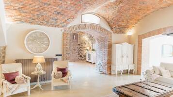 Een smart-tv, een open haard, videogames en een dvd-speler