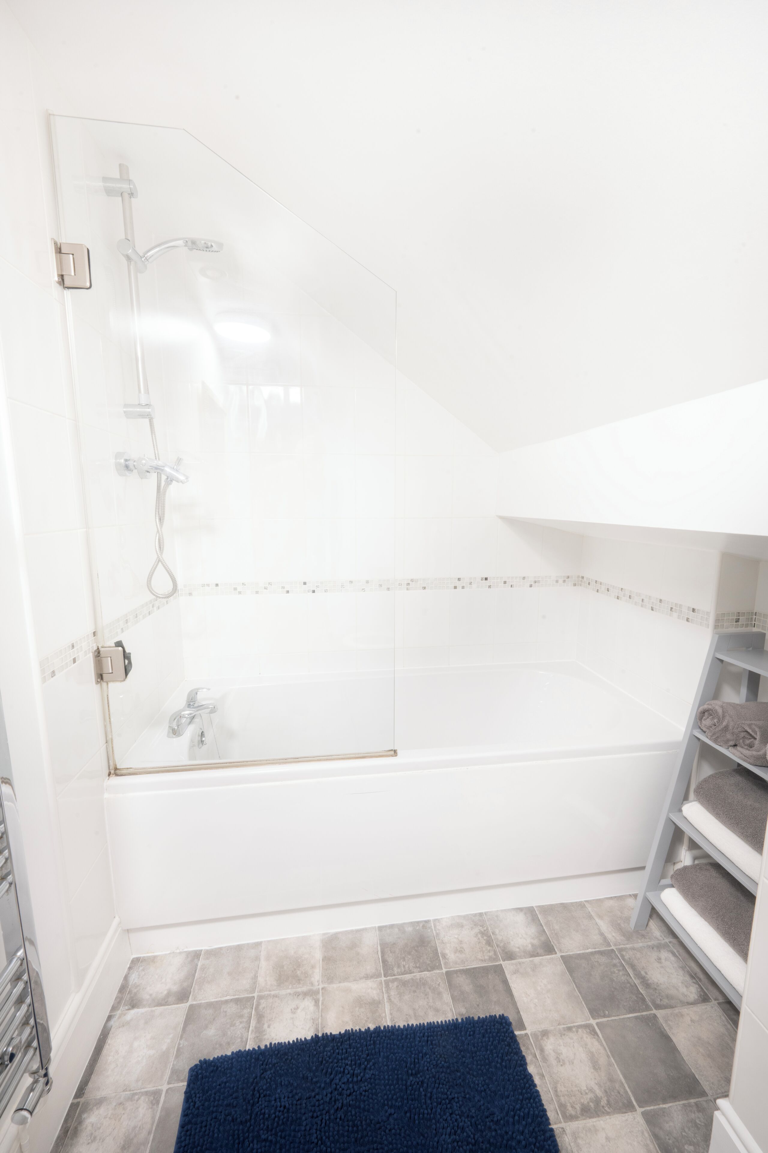 Combined shower/bathtub, hair dryer, towels