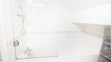 Combined shower/bathtub, hair dryer, towels