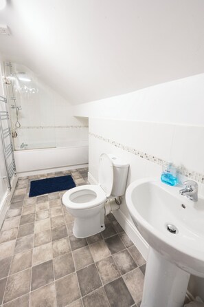 Combined shower/tub, hair dryer, towels