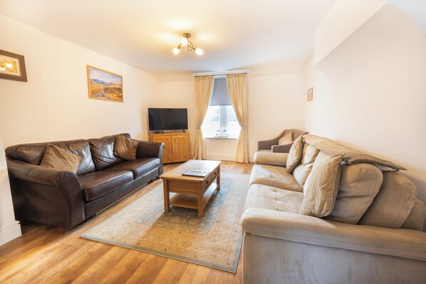 Fernseher, DVD-Player, Bücher, Videothek