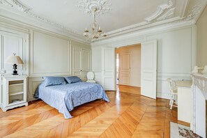 4 عدّة غرف نوم ومكواة/لوح كي وواي فاي مجانًا وملاءات أسرّة