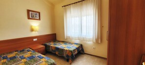 3 slaapkamers, een strijkplank/strijkijzer, gratis wifi, beddengoed