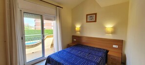 3 slaapkamers, een strijkplank/strijkijzer, gratis wifi, beddengoed