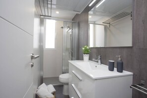 Bruser, hårtørrer, bidet, håndklæder