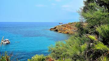 Una spiaggia nelle vicinanze, lettini da mare