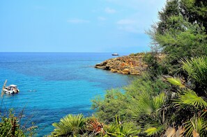 Una spiaggia nelle vicinanze, lettini da mare