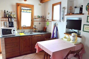 Jääkaappi, mikroaaltouuni, liesi, kahvin-/teenkeitin