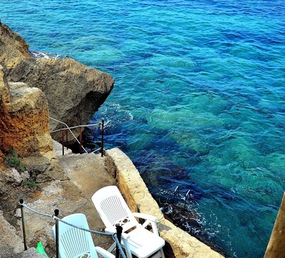 beautiful cottage with amazing  view on the sea with private access to the seaside