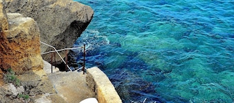 Stuga med panoramautsikt över exceptionell skönhet och privat tillgÄng till havet