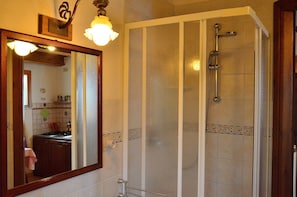 Dusche, Haartrockner, Handtücher