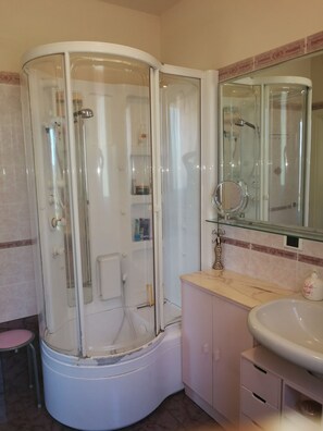 Shower, jetted tub, bidet, towels - Extra privacy, Dog friend, Special Children, Unspoiled nature, Sea (Casale marittimo)