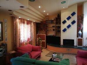 Smart-tv, een open haard, boeken en een stereo