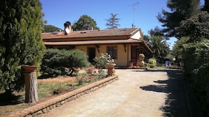 A house with a tiled roof, a brick pathway, and potted plants. - Extra privacy, Dog-friendly, Family-friendly, Unspoiled nature, VerdeMare Beggi (Casale marittimo)