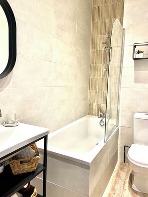 Hair dryer, towels, soap, shampoo - The Queens Apt stylish + Free Parking. Hop Skip & Jump to Restaurants (CHELTENHAM)