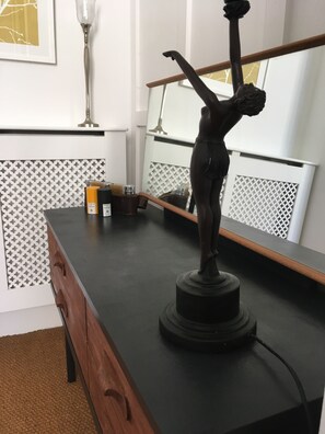 Fitness facility - The Queens Apt stylish + Free Parking. Hop Skip & Jump to Restaurants (CHELTENHAM)