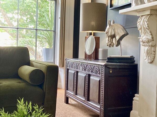 Interior - The Queens Apt stylish + Free Parking. Hop Skip & Jump to Restaurants (CHELTENHAM)