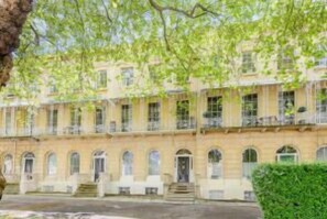 Exterior - The Queens Apt stylish + Free Parking. Hop Skip & Jump to Restaurants (CHELTENHAM)