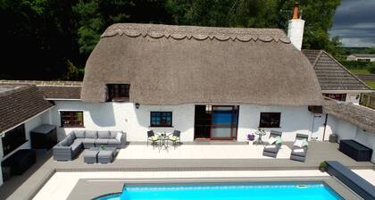 Luksus villa til 22 personer med pool, jacuzzi, stor have og privat pub!