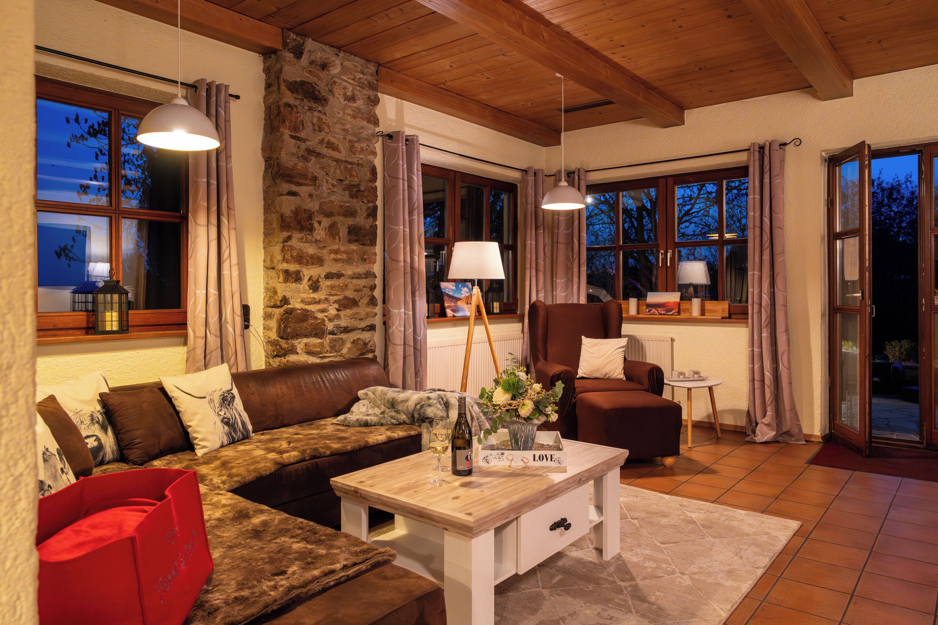 TV connectée, cheminée, baby-foot, livres