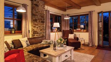 Smart TV, chimenea, futbolito, libros