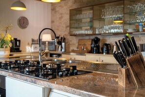 Fridge, microwave, oven, stovetop - Upscale country house with beh. Whirlpool sauna, In/Outdoor playground/priv. Lake (Neuschönau)