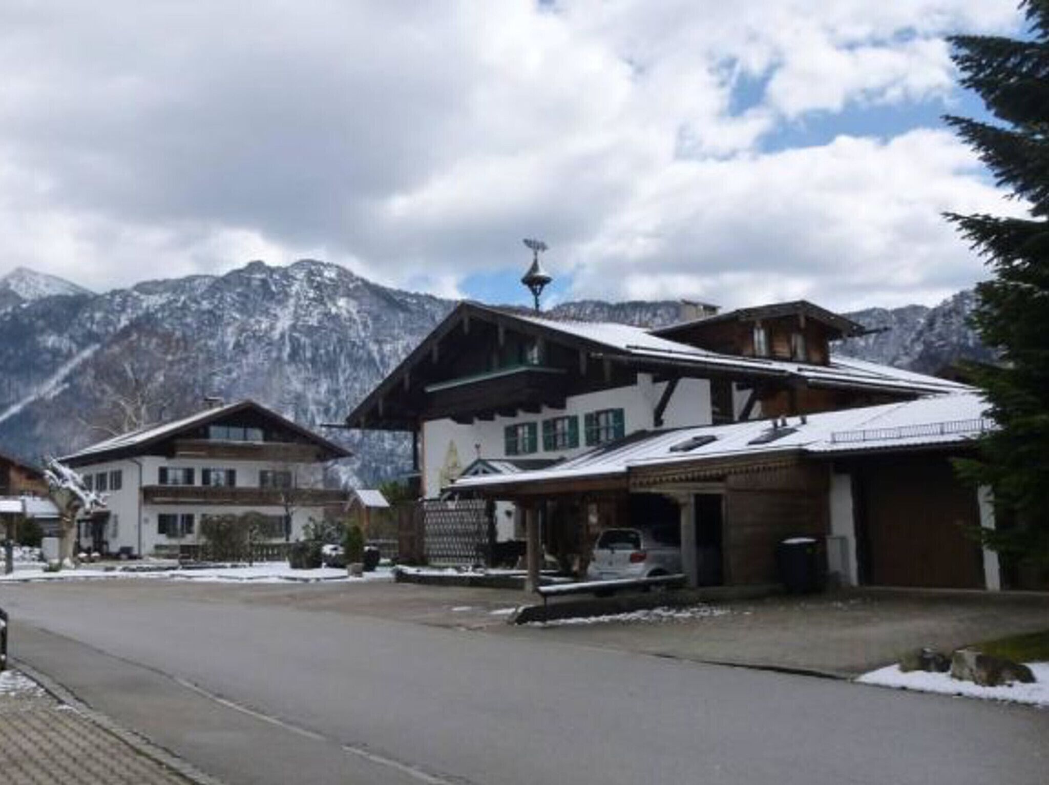 Il s’agit d’un bâtiment de style chalet traditionnel, doté d’un toit en pente, et qui fait probablement partie d’un complexe touristique de montagne.