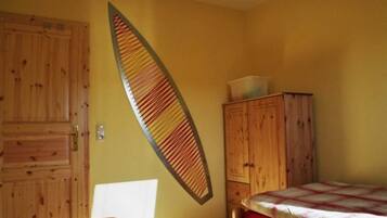 2 bedrooms, travel cot, bed sheets