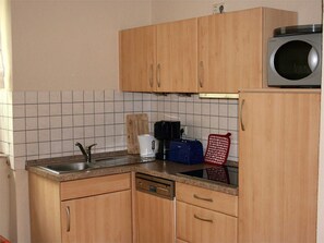 Kühlschrank, Mikrowelle, Geschirrspüler, Hochstuhl