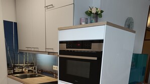 コーヒー / ティーメーカー、冷蔵庫、電子レンジ、オーブン