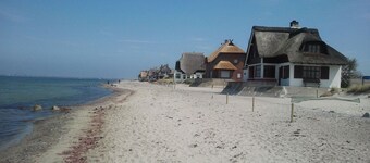 Vacation apartment with lake view, close to the beach with WiFi, dishwasher, microwave