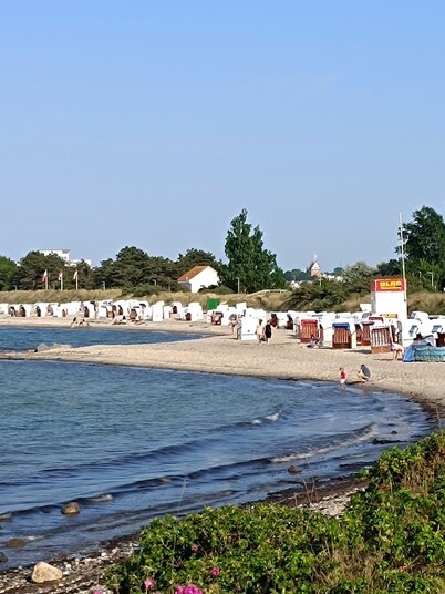 Vacation apartment with lake view, close to the beach with WiFi, dishwasher, microwave