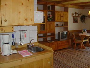 Kühlschrank, Herdplatte, Wasserkocher mit Kaffee-/Teezubehör, Toaster