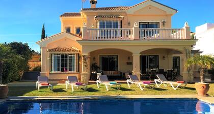 villa de lujo, 4 dormitorios, 4 cuartos de baño, piscina privada y jardín!