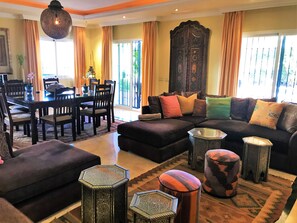 Televisor, llar de foc, reproductor de DVD i llibres