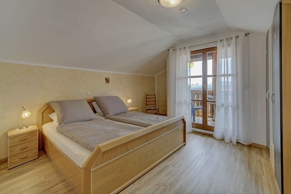 Ferienwohnung DG neu renoviert, komplette Etage-doppelbettschlafzimm