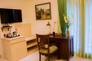 Quarto superior, 1 cama Queen, sacada | Área de estar | TV de tela plana, filmes pagos