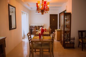 供應早餐、午餐和晚餐，花園景觀