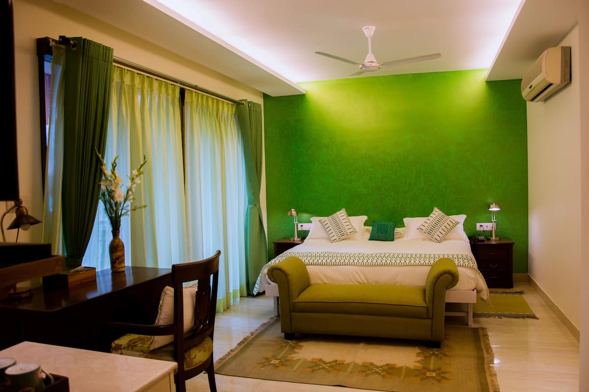 Superior Room, 1 Queen Bed, Balcony | 1 bedroom, premium bedding, down comforters, in-room safe