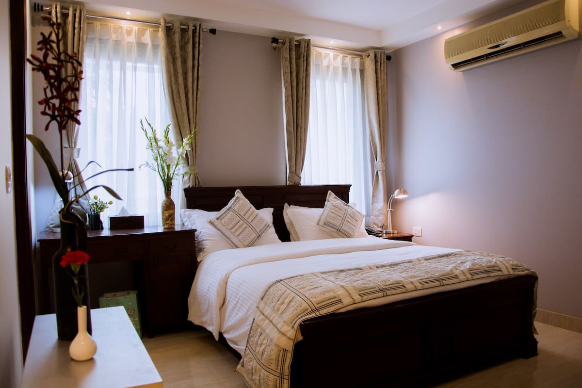 Deluxe Double Room, 1 Queen Bed, Refrigerator | 1 bedroom, premium bedding, down comforters, in-room safe