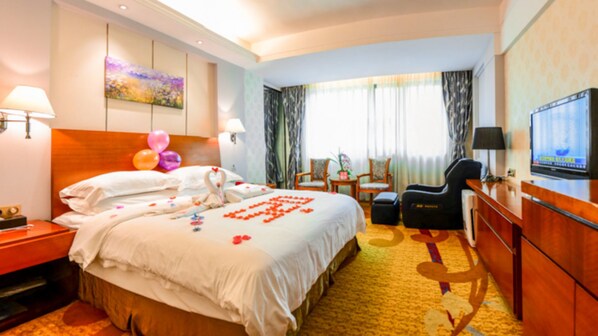 Romantisches Doppelzimmer | Zimmersafe, Schreibtisch, Verdunkelungsvorhänge, kostenloses WLAN