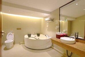 Shower, rainfall showerhead, free toiletries, hair dryer - Victoria Hotels (Foshan)