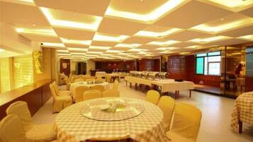 2 restaurants, breakfast, lunch, dinner served; Chinese cuisine